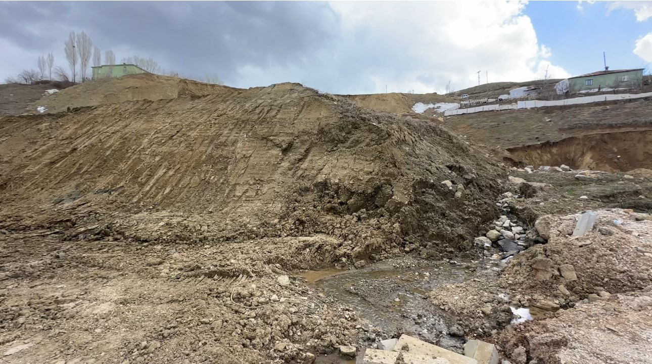 Yüksekova’da heyelan nedeniyle tek şeridi 19 gündür kapalı olan yol temizleniyor
