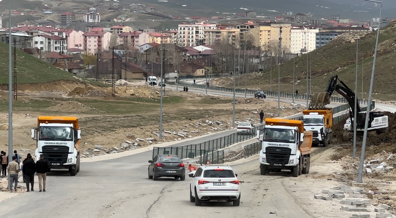 Yüksekova’da heyelan nedeniyle tek şeridi 19 gündür kapalı olan yol temizleniyor
