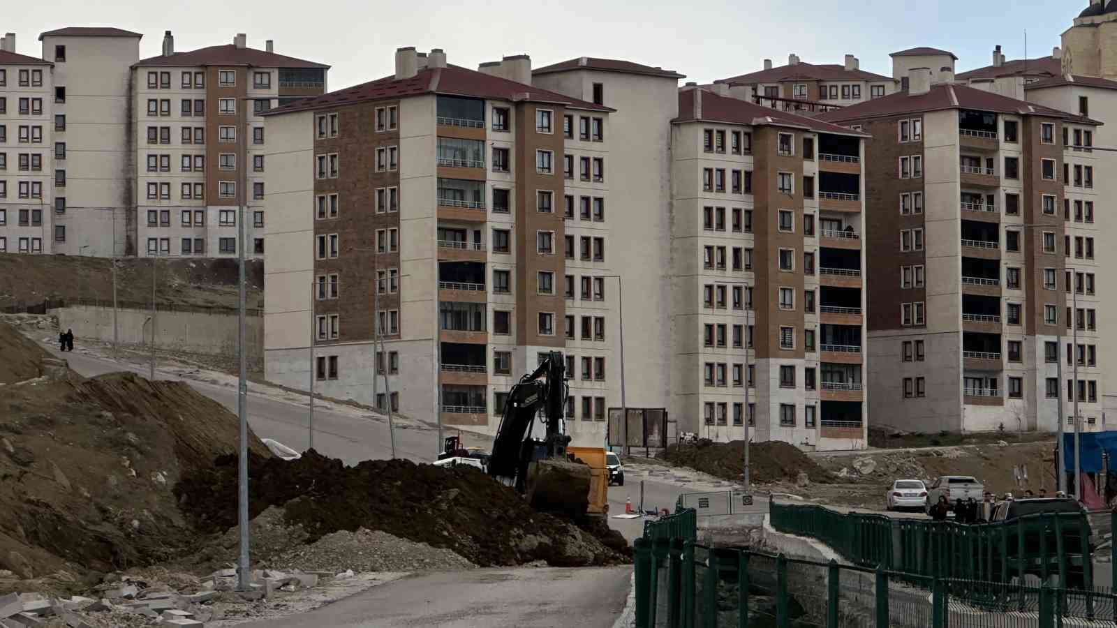 Yüksekova’da heyelan nedeniyle tek şeridi 19 gündür kapalı olan yol temizleniyor
