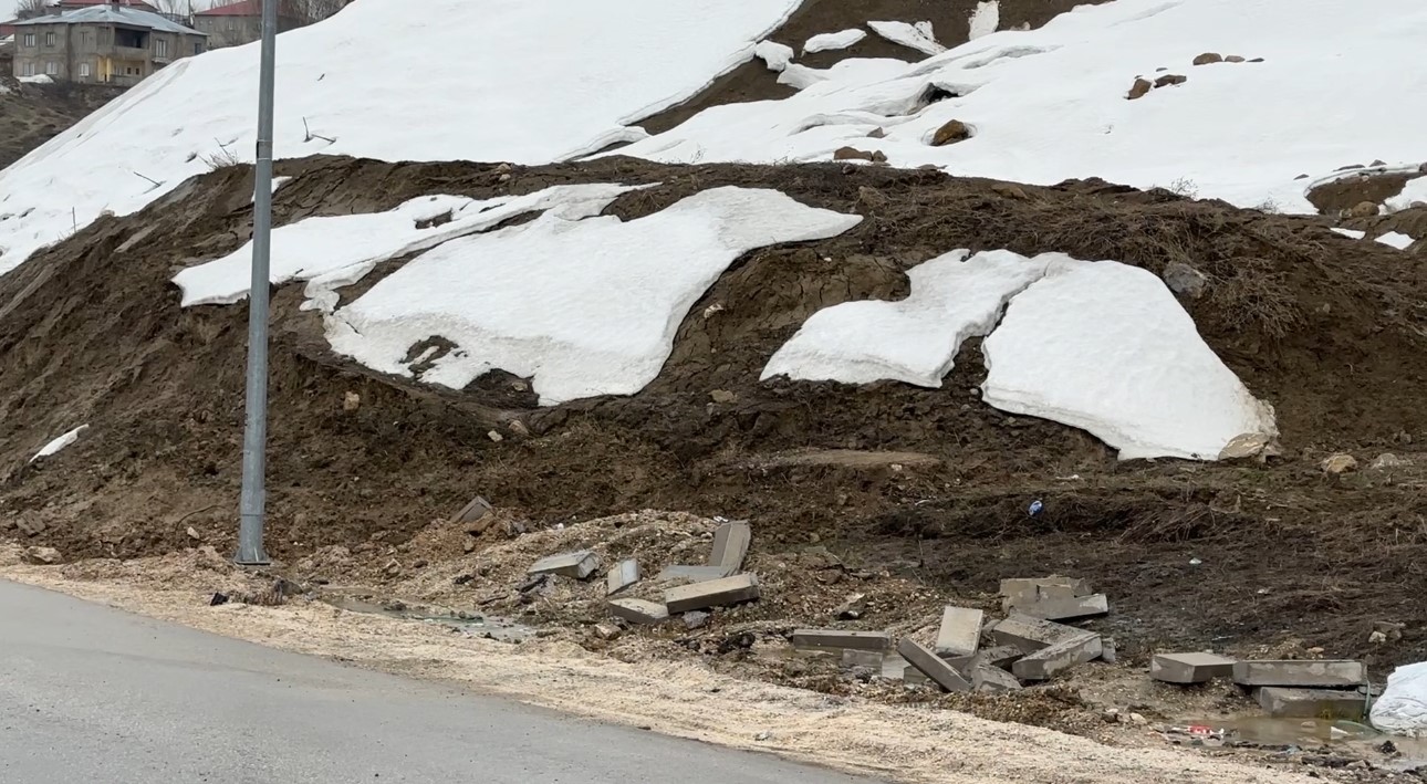 Yüksekova’da heyelan: Pizok yolu 5 gündür tek şerit açık
