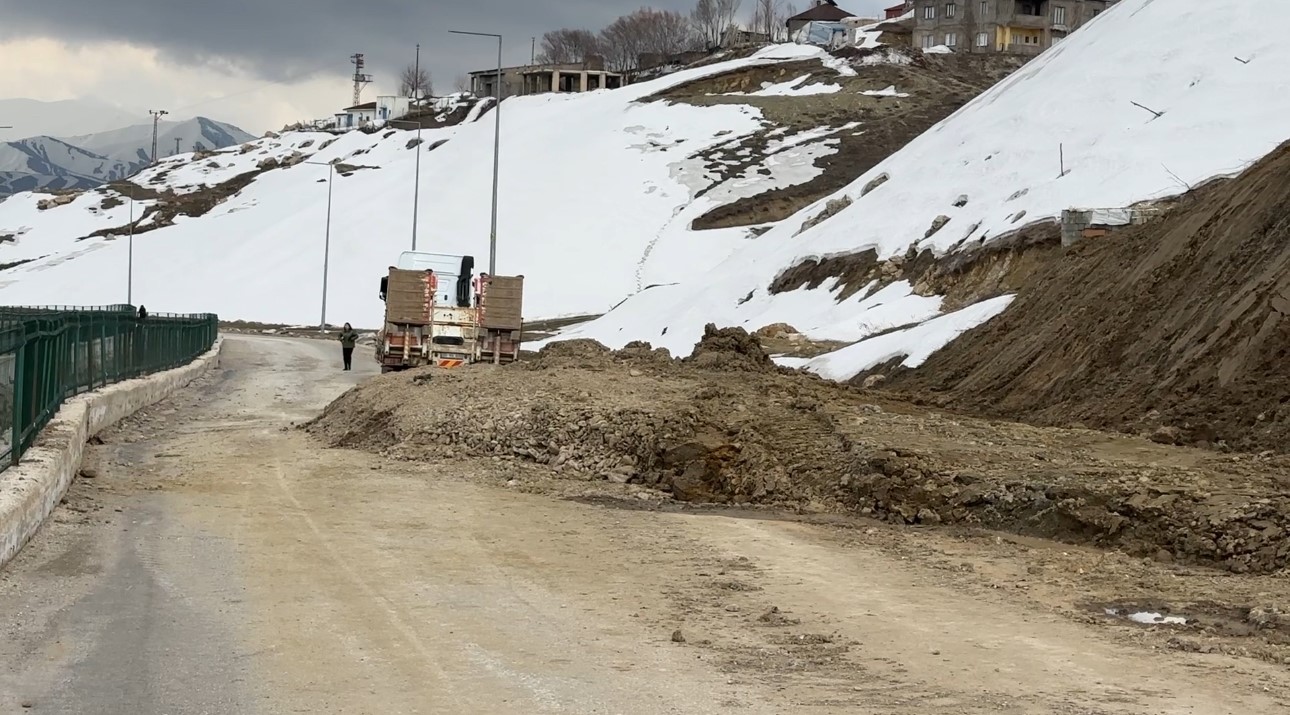 Yüksekova’da heyelan: Trafik 3 gündür tek şeritten sağlanıyor
