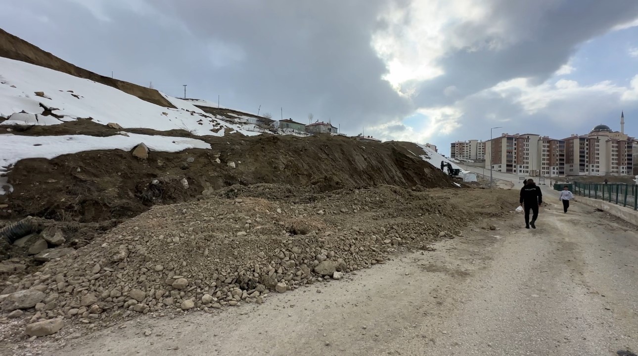 Yüksekova’da heyelan: Trafik 3 gündür tek şeritten sağlanıyor
