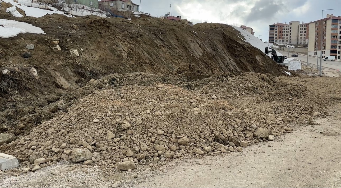 Yüksekova’da heyelan: Trafik 3 gündür tek şeritten sağlanıyor
