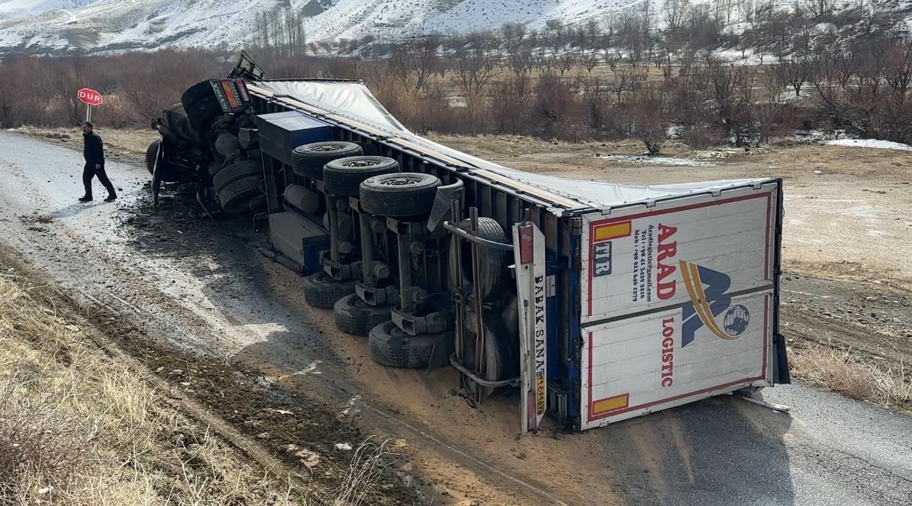 Yüksekova’da İran plakalı tır devrildi: 1 yaralı
