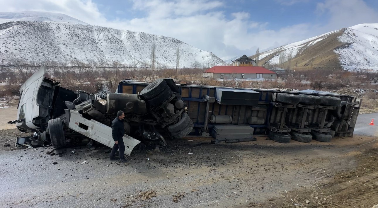 Yüksekova’da İran plakalı tır devrildi: 1 yaralı
