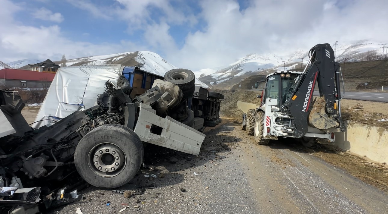 Yüksekova’da İran plakalı tır devrildi: 1 yaralı
