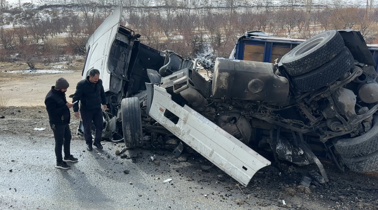 Yüksekova’da İran plakalı tır devrildi: 1 yaralı
