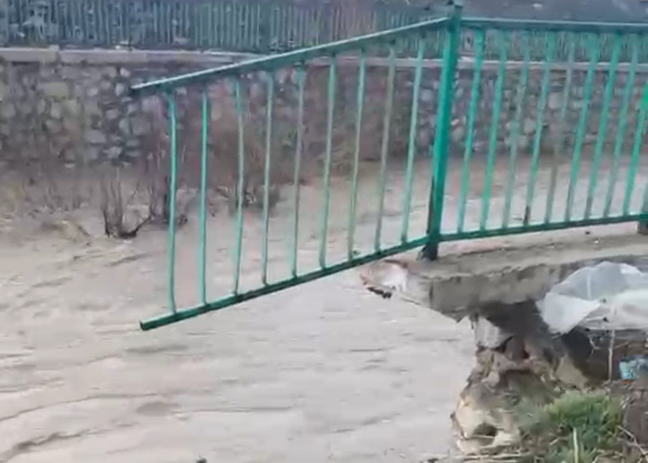 Yüksekova’da istinat duvarı çöktü
