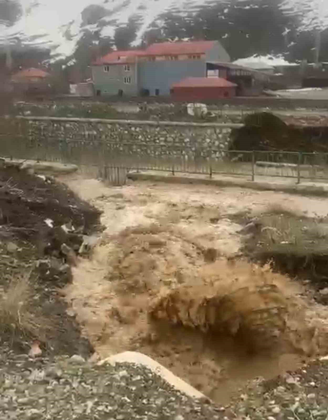 Yüksekova’da istinat duvarı çöktü
