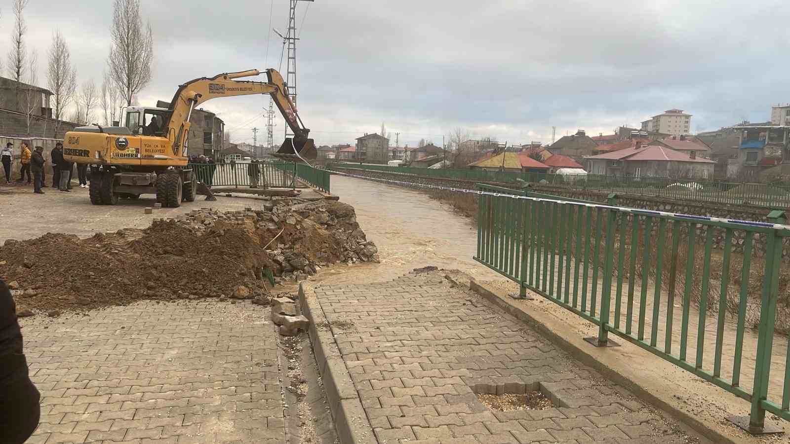 Yüksekova’da istinat duvarı çöktü
