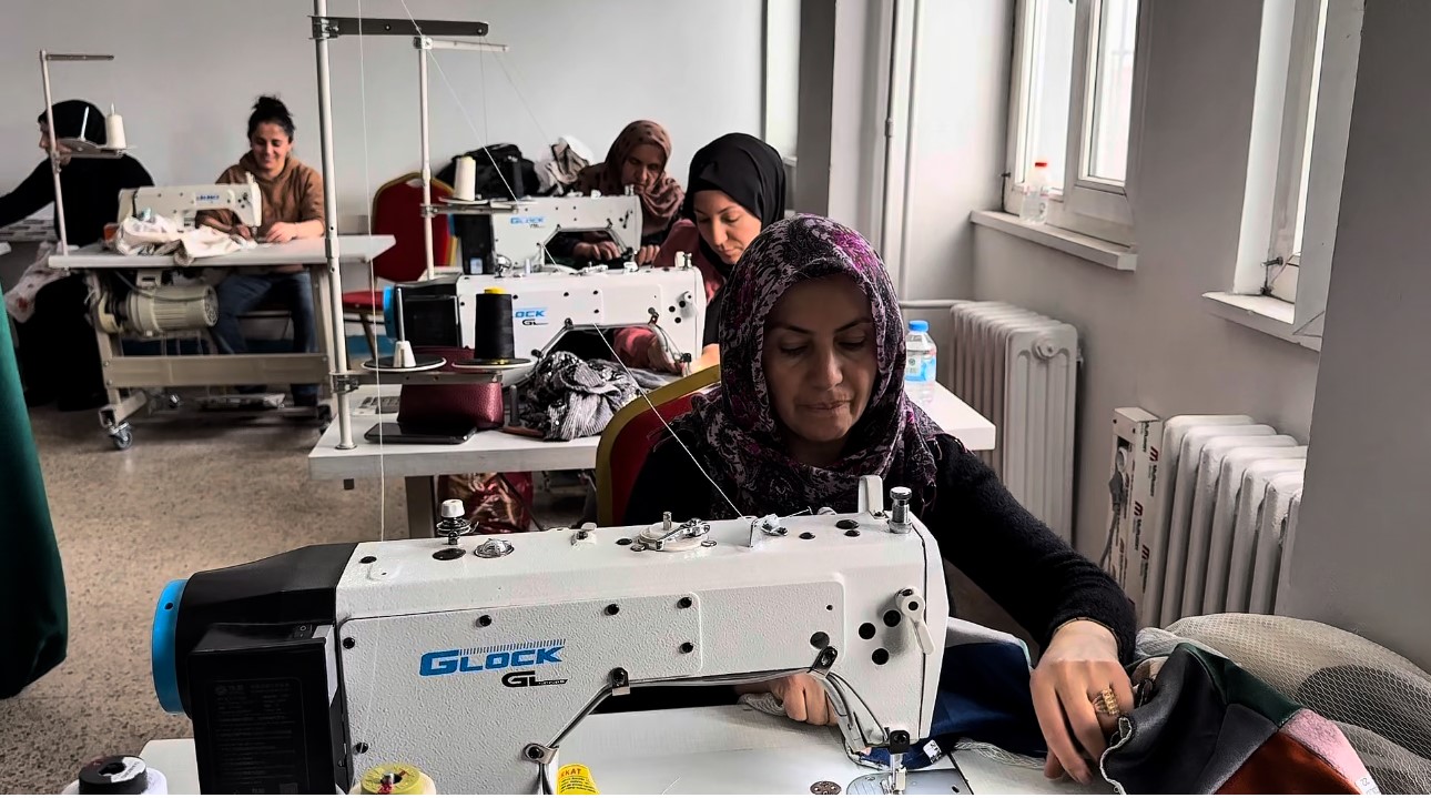 Yüksekova’da kadınlar dikiş-nakış kursuyla hem meslek ediniyor hem sosyalleşiyor
