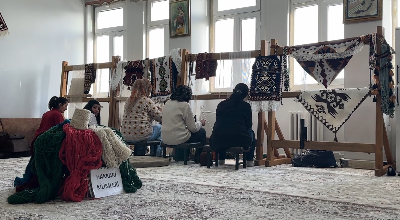 Yüksekova’da kadınların sabrı motiflere dönüşüyor: Yünün kilim yolculuğu
