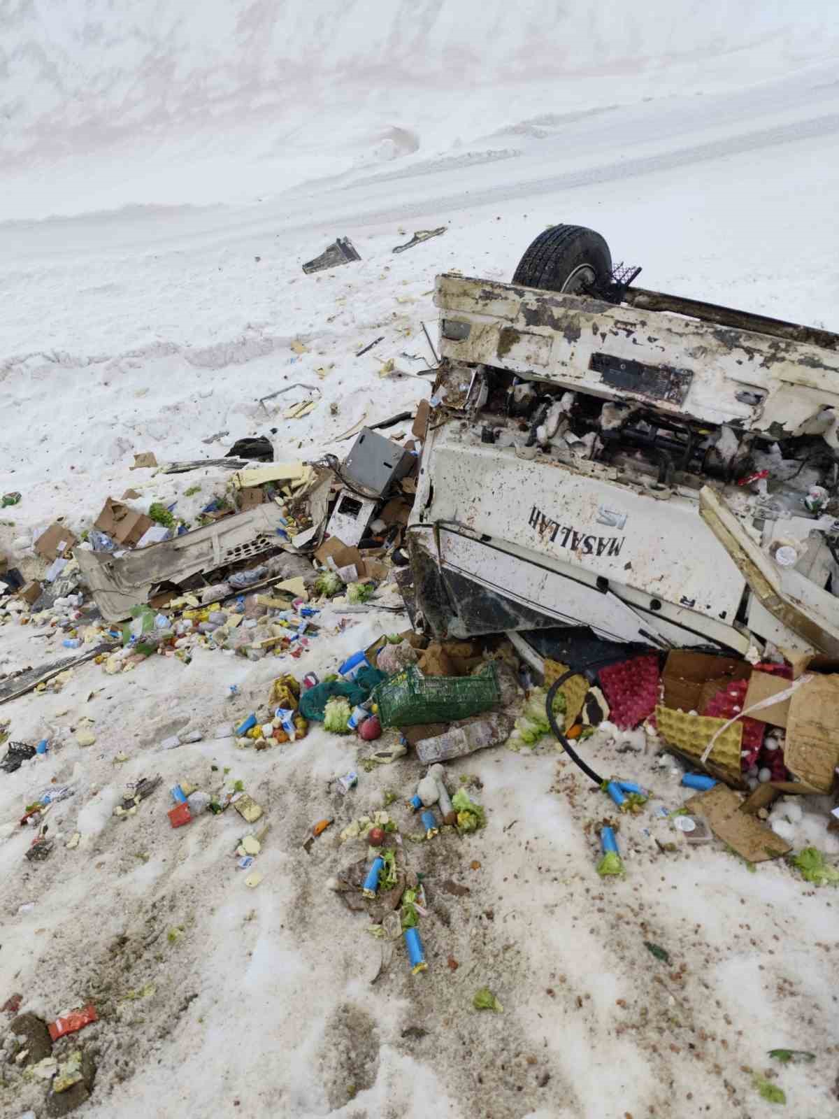 Yüksekova’da kamyonet şarampole yuvarlandı: 1 kişi yaralandı
