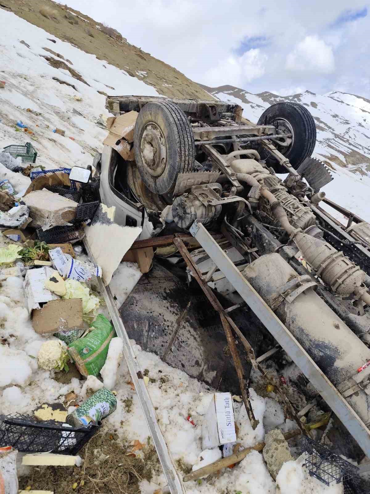 Yüksekova’da kamyonet şarampole yuvarlandı: 1 kişi yaralandı
