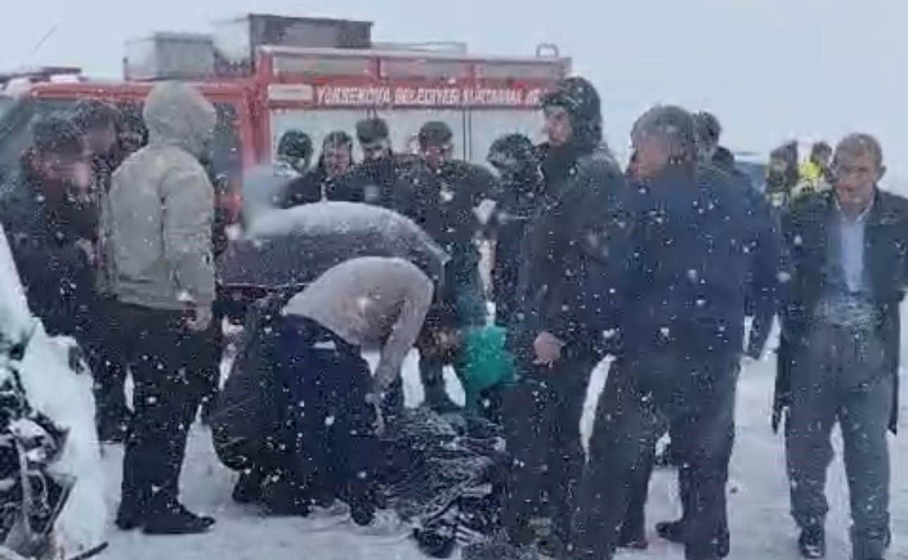 Yüksekova’da kamyonetler çarpıştı: 8 yaralı
