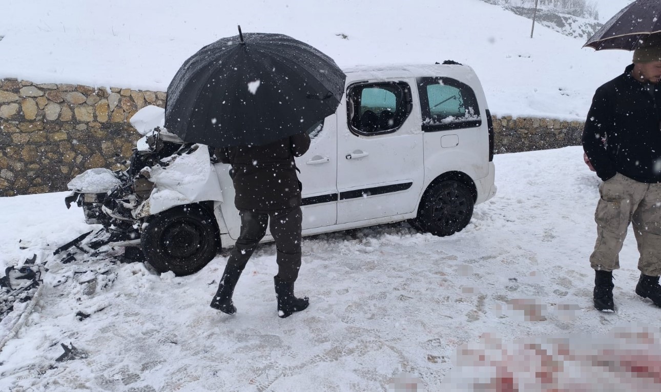 Yüksekova’da kamyonetler çarpıştı: 8 yaralı
