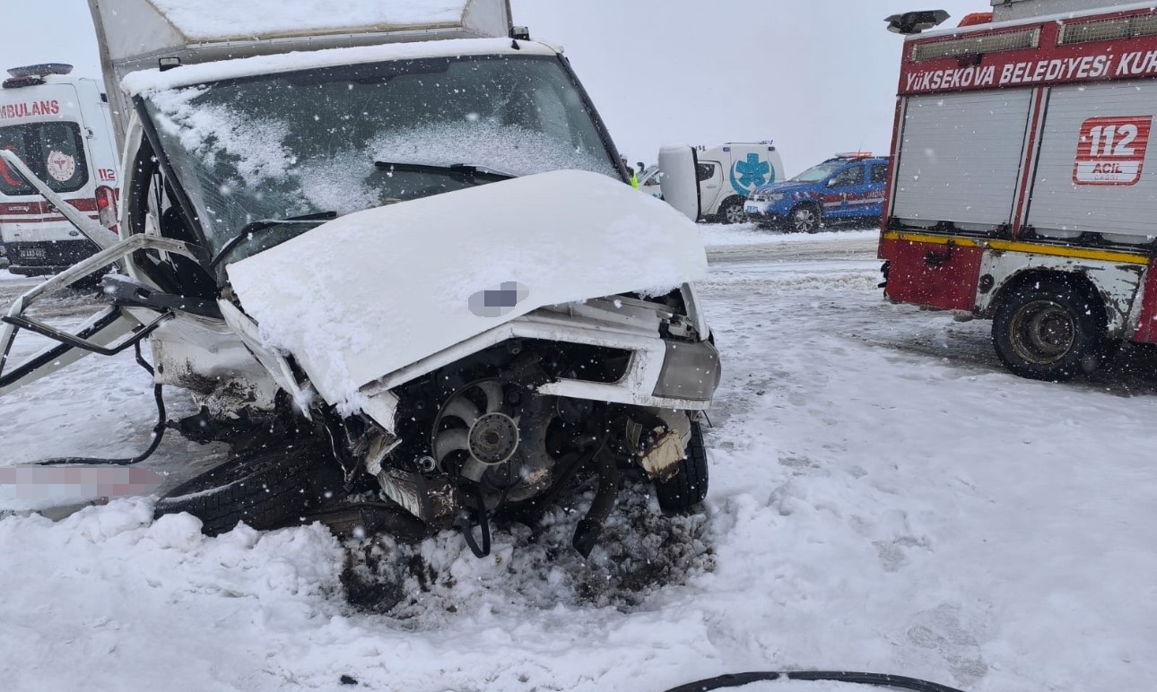 Yüksekova’da kamyonetler çarpıştı: 8 yaralı
