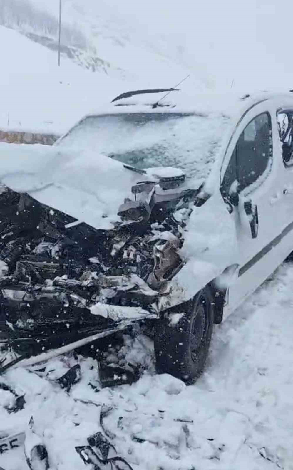 Yüksekova’da kamyonetler çarpıştı: 8 yaralı
