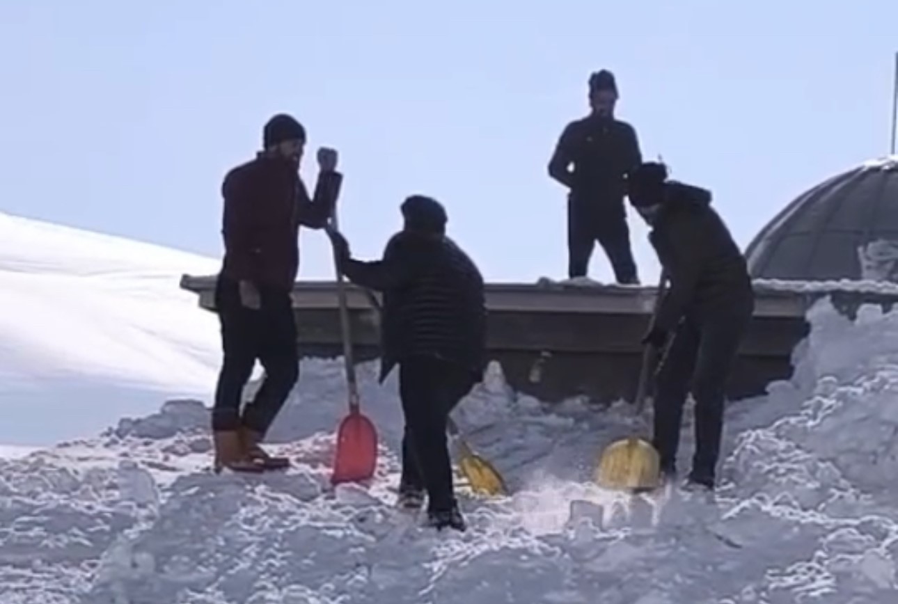 Yüksekova’da kar altında kalan cami ve evler imece usulü temizlendi
