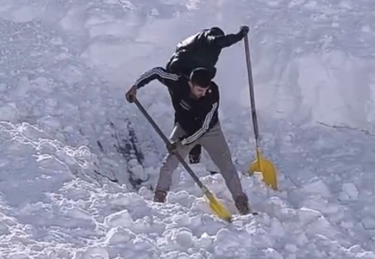 Yüksekova’da kar altında kalan cami ve evler imece usulü temizlendi
