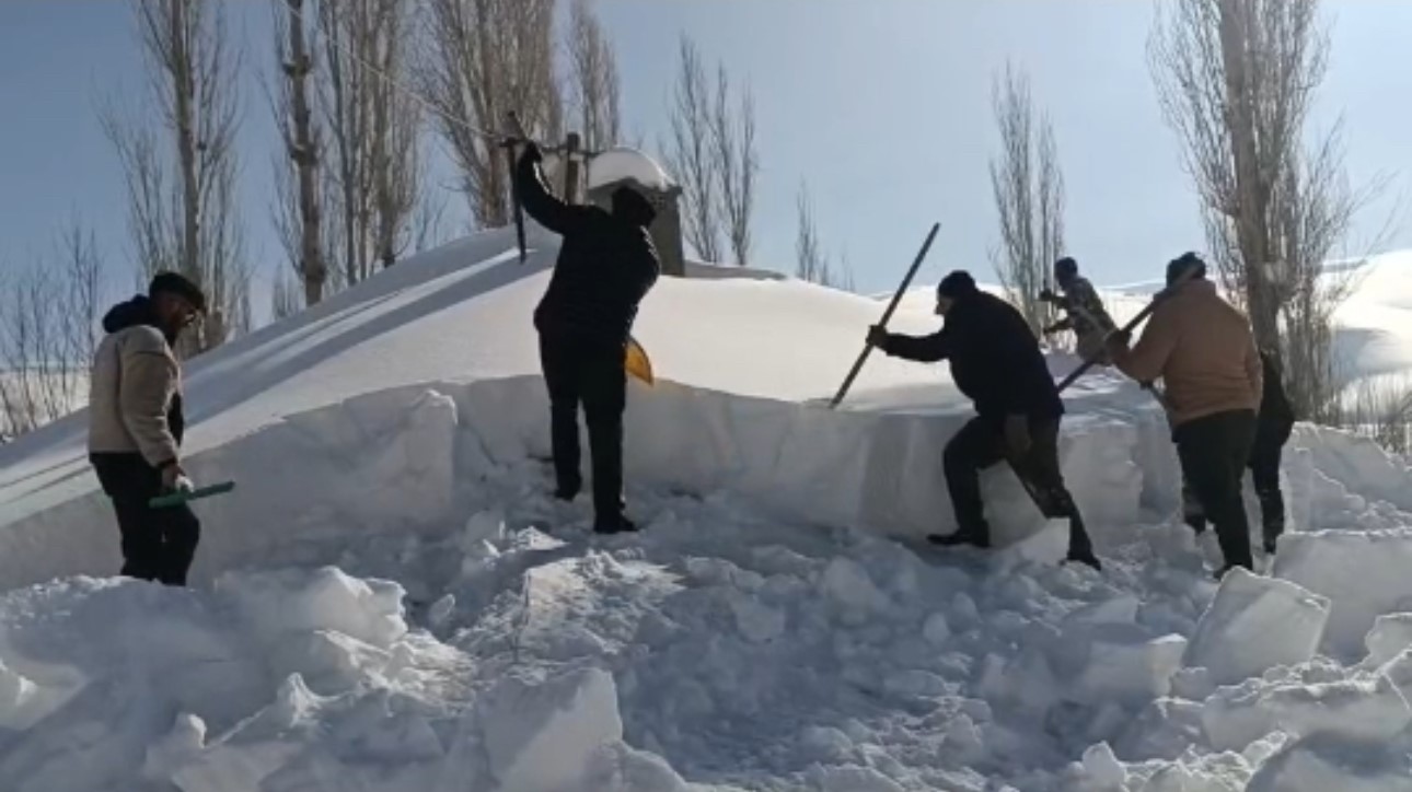 Yüksekova’da kar altında kalan cami ve evler imece usulü temizlendi
