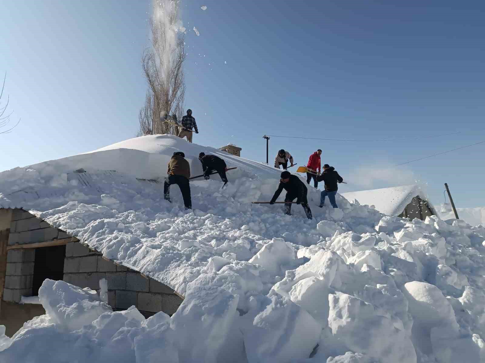 Yüksekova’da kar altında kalan cami ve evler imece usulü temizlendi
