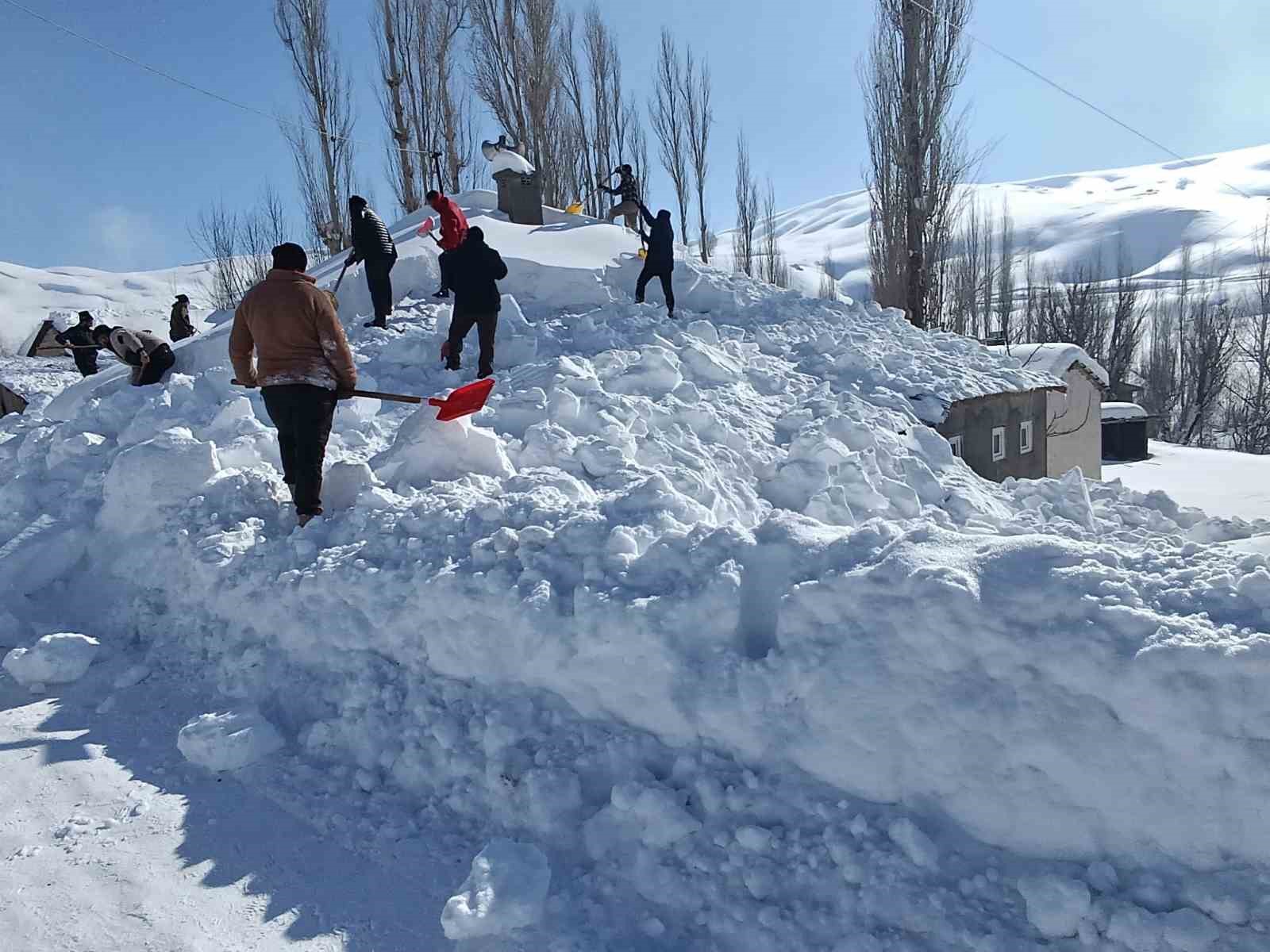 Yüksekova’da kar altında kalan cami ve evler imece usulü temizlendi
