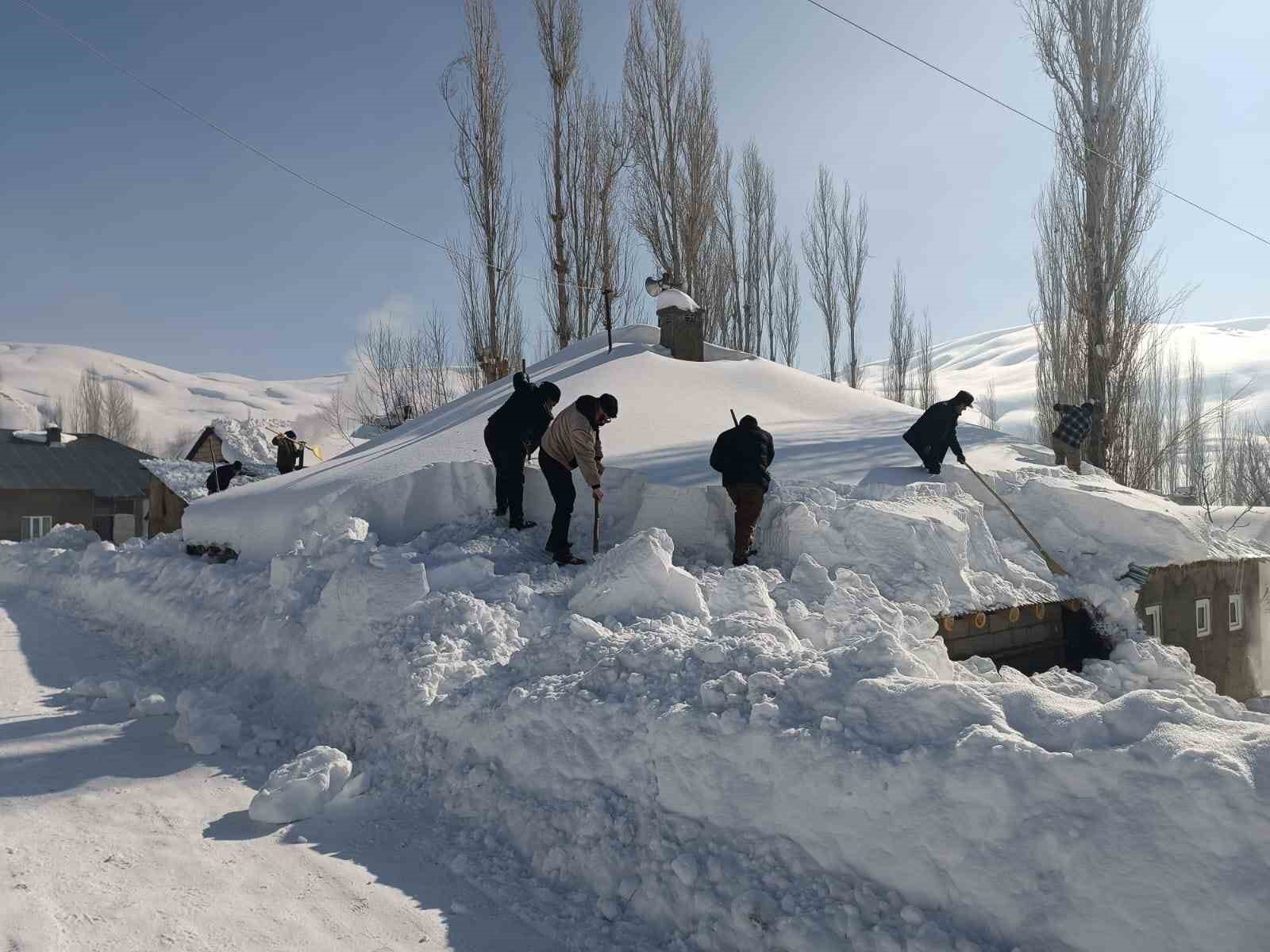 Yüksekova’da kar altında kalan cami ve evler imece usulü temizlendi
