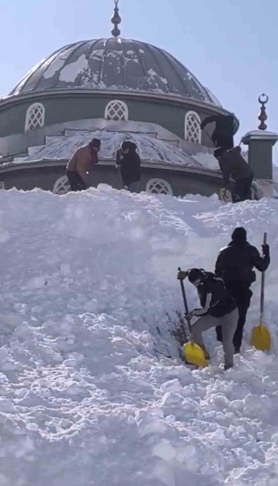 Yüksekova’da kar altında kalan cami ve evler imece usulü temizlendi
