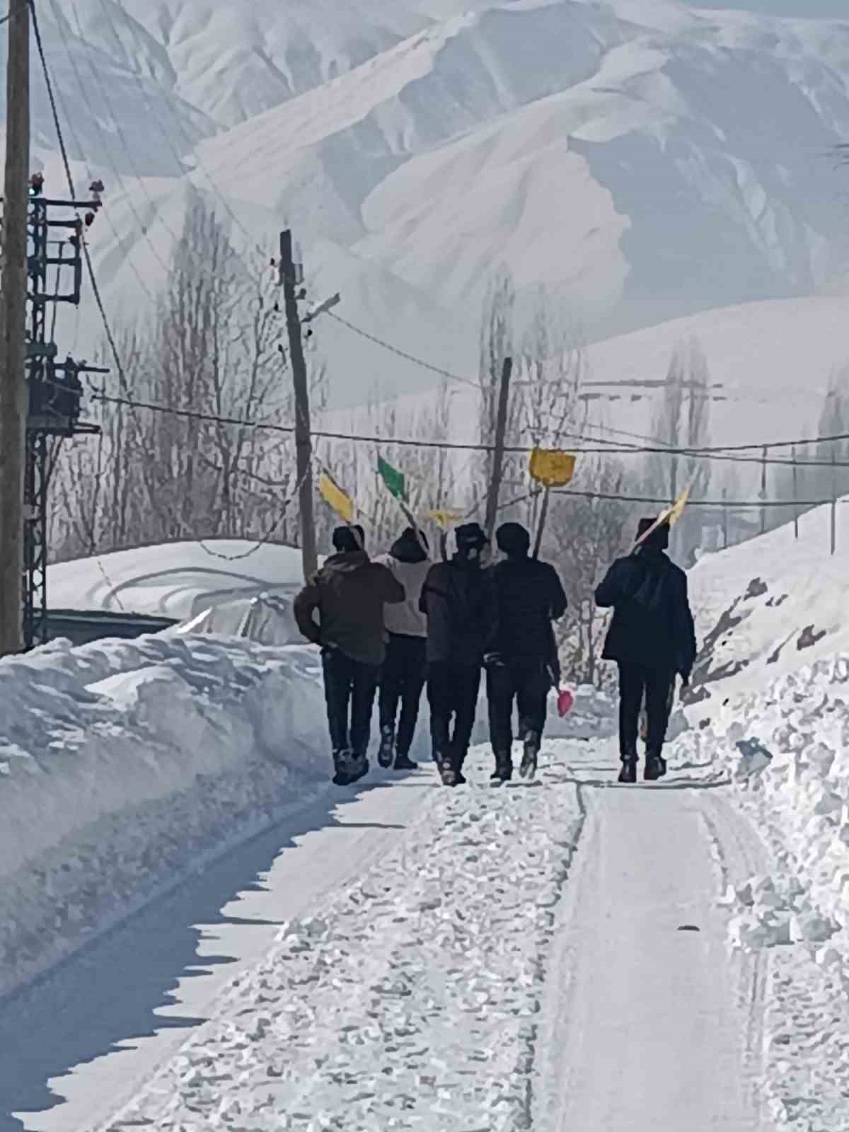 Yüksekova’da kar altında kalan cami ve evler imece usulü temizlendi
