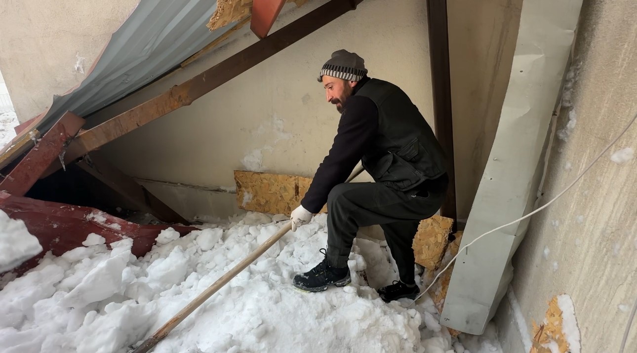 Yüksekova’da kar esareti: Çatıdan düşen kar kütlesi iş yerlerine hasar verdi

