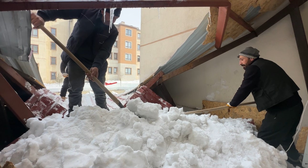 Yüksekova’da kar esareti: Çatıdan düşen kar kütlesi iş yerlerine hasar verdi
