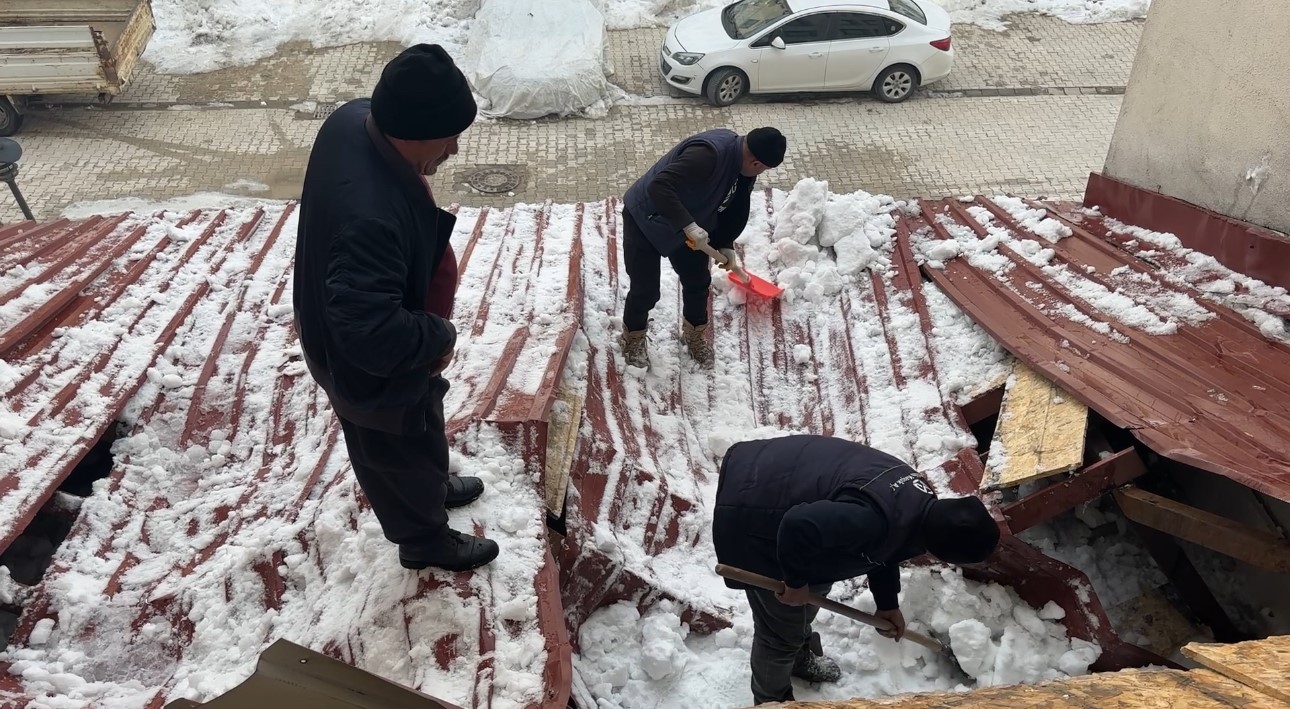 Yüksekova’da kar esareti: Çatıdan düşen kar kütlesi iş yerlerine hasar verdi
