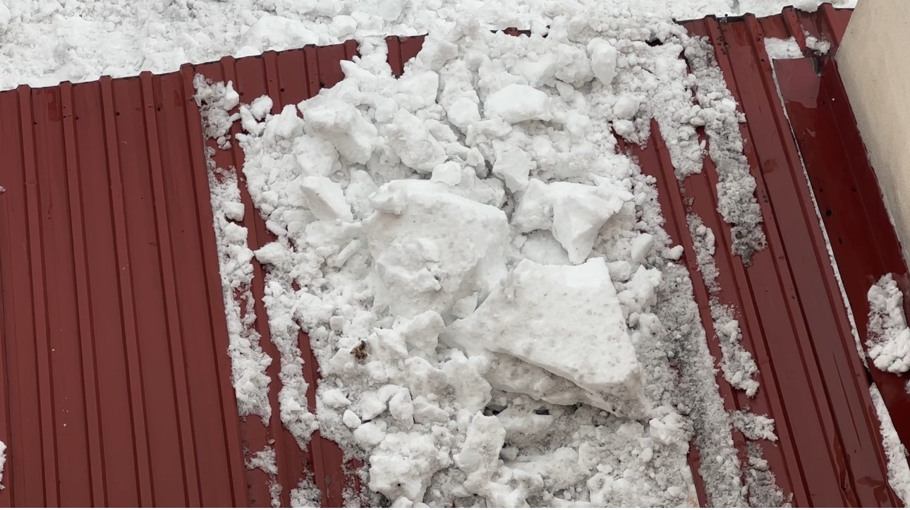 Yüksekova’da kar esareti: Çatıdan düşen kar kütlesi iş yerlerine hasar verdi
