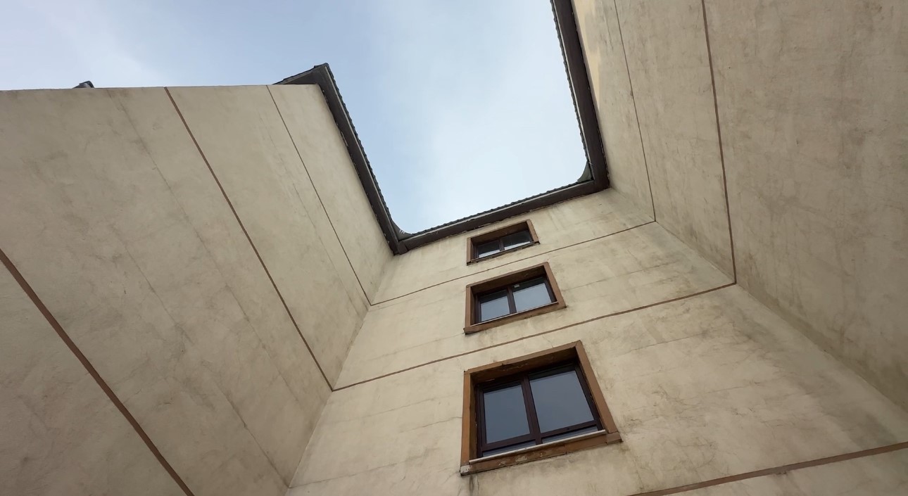 Yüksekova’da kar esareti: Çatıdan düşen kar kütlesi iş yerlerine hasar verdi
