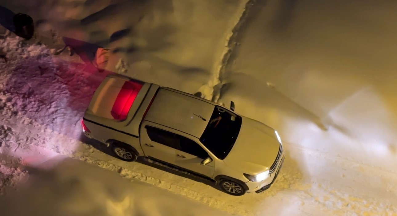 Yüksekova’da kar esareti: Kara saplanan araçlar imece usulü kurtarıldı
