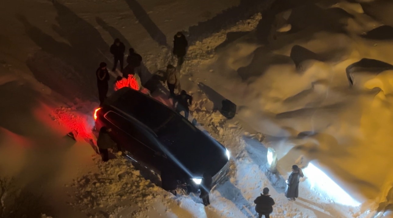 Yüksekova’da kar esareti: Kara saplanan araçlar imece usulü kurtarıldı
