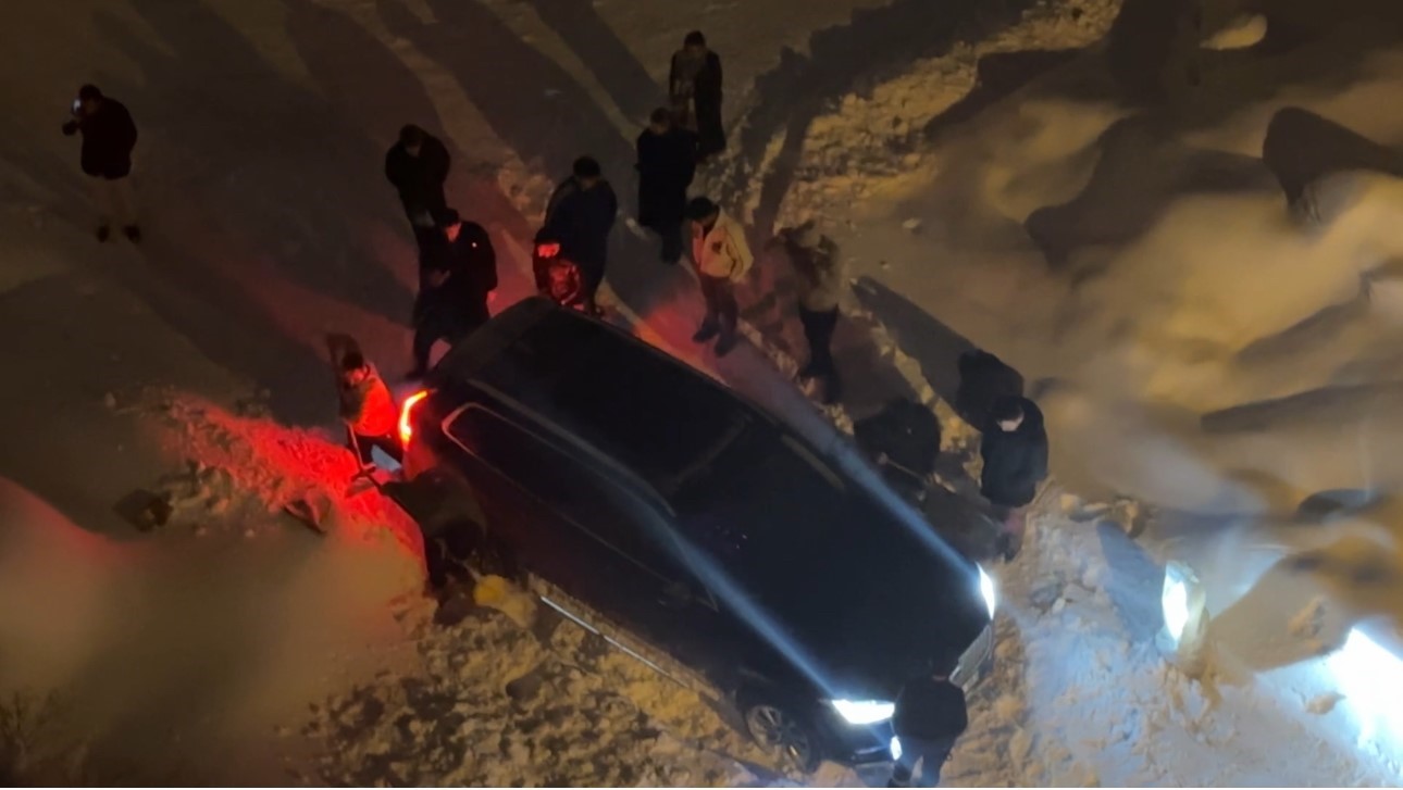 Yüksekova’da kar esareti: Kara saplanan araçlar imece usulü kurtarıldı
