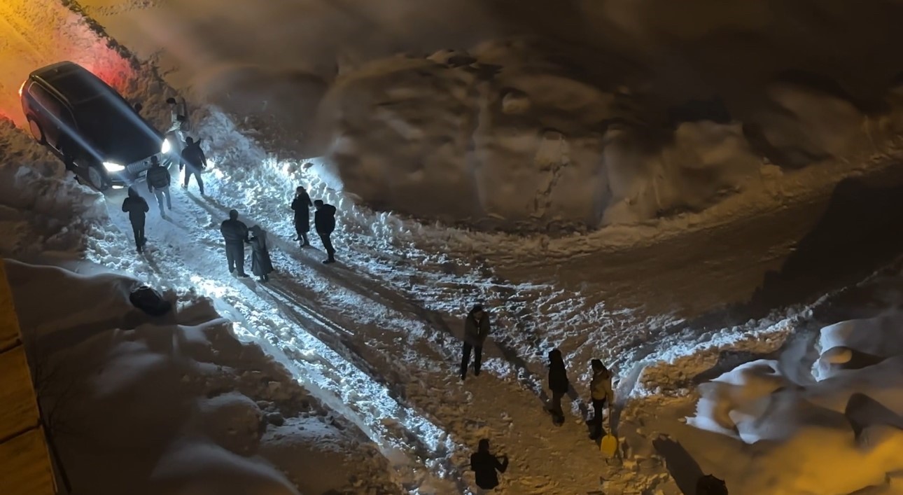 Yüksekova’da kar esareti: Kara saplanan araçlar imece usulü kurtarıldı
