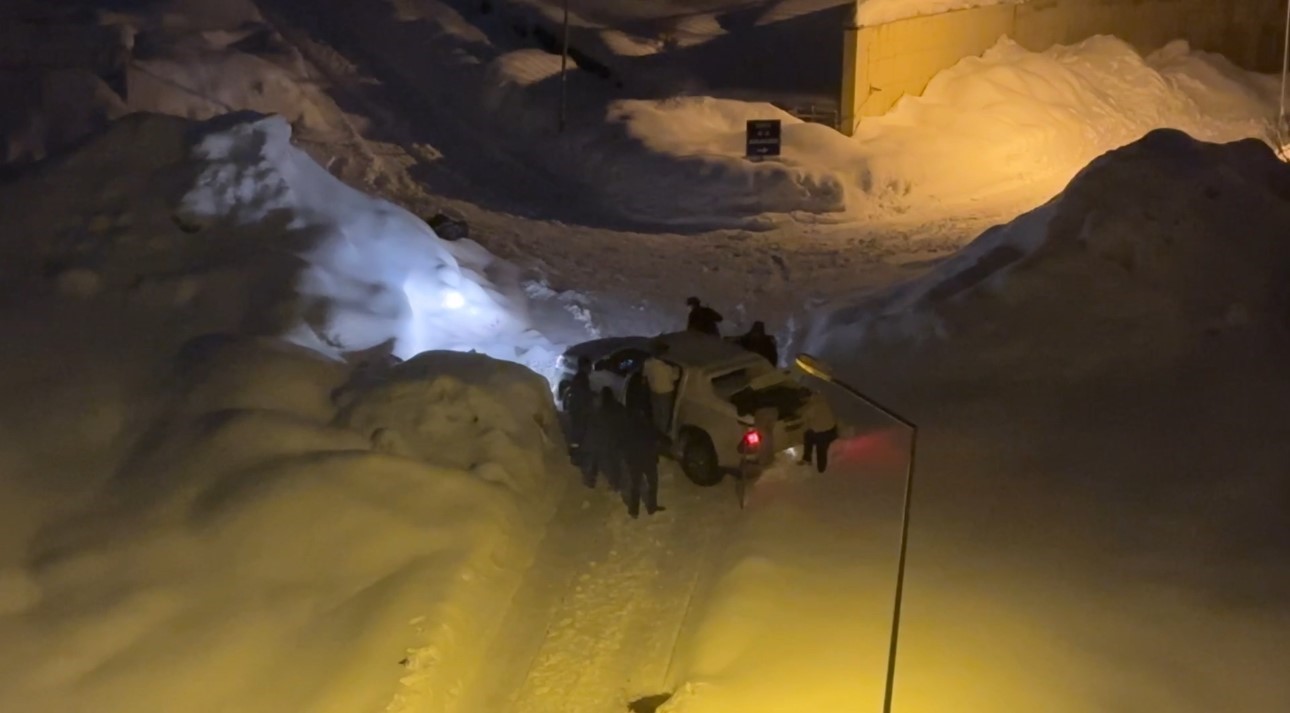 Yüksekova’da kar esareti: Kara saplanan araçlar imece usulü kurtarıldı
