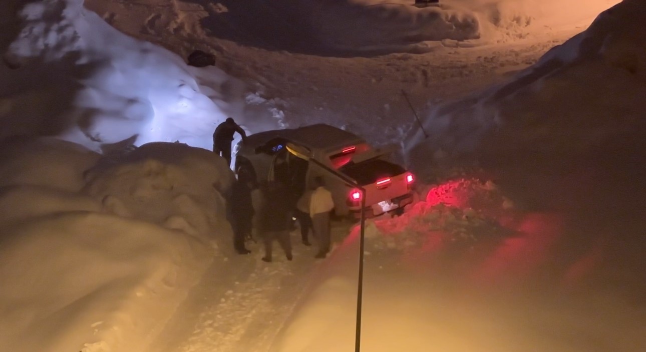 Yüksekova’da kar esareti: Kara saplanan araçlar imece usulü kurtarıldı
