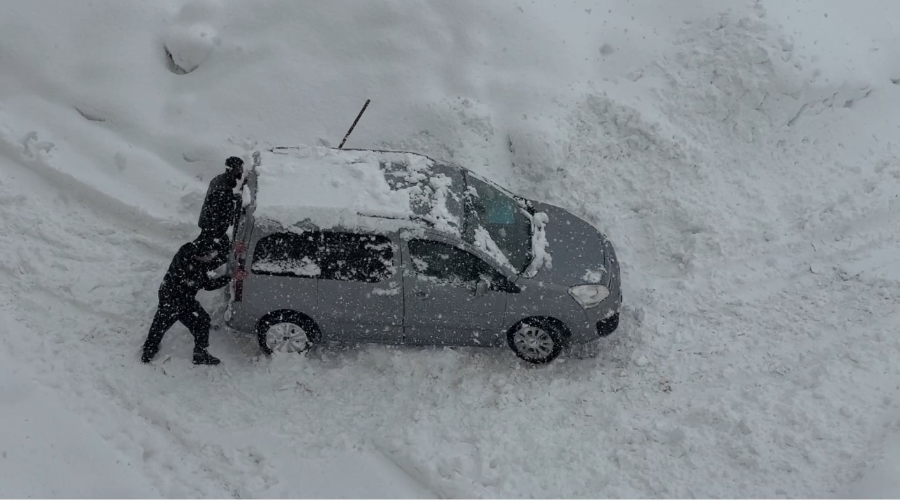 Yüksekova’da kar esareti
