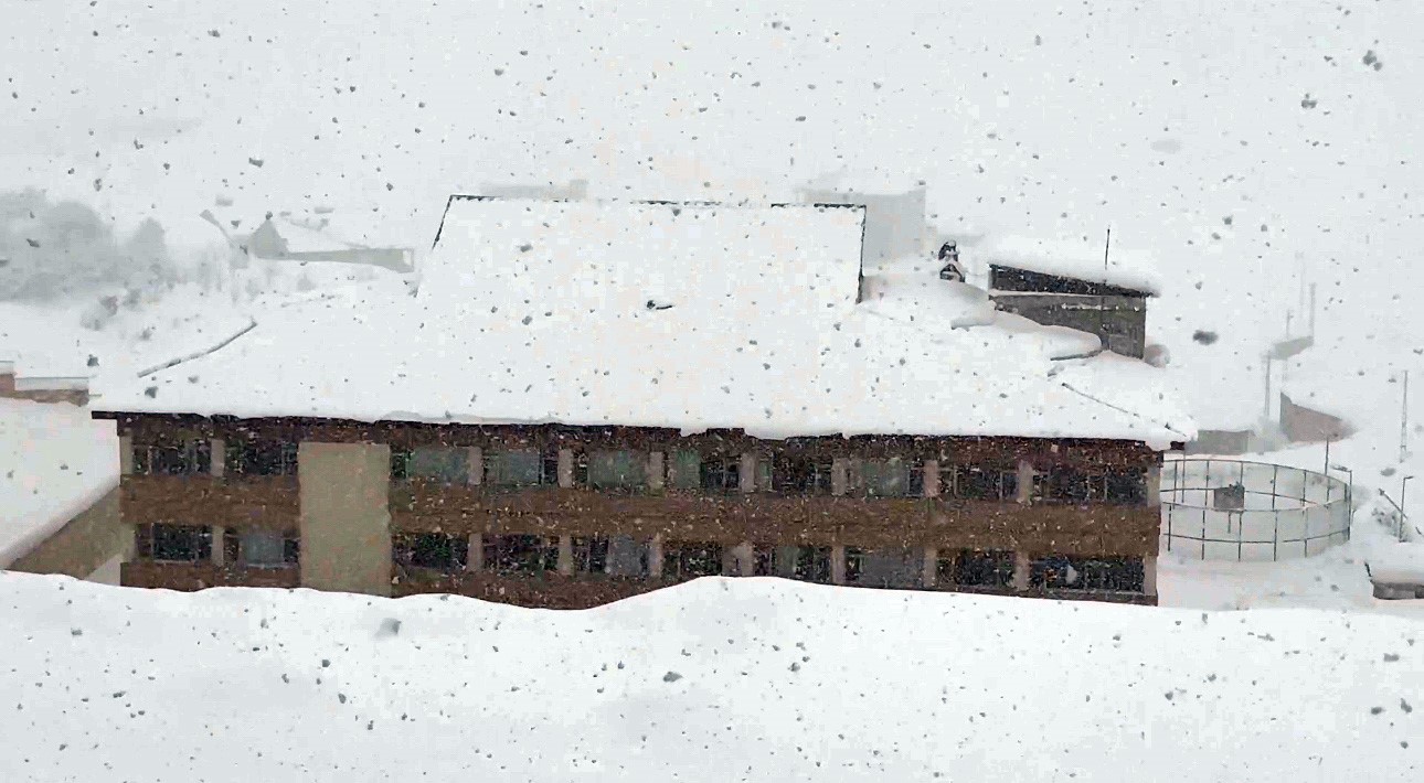 Yüksekova’da kar esareti
