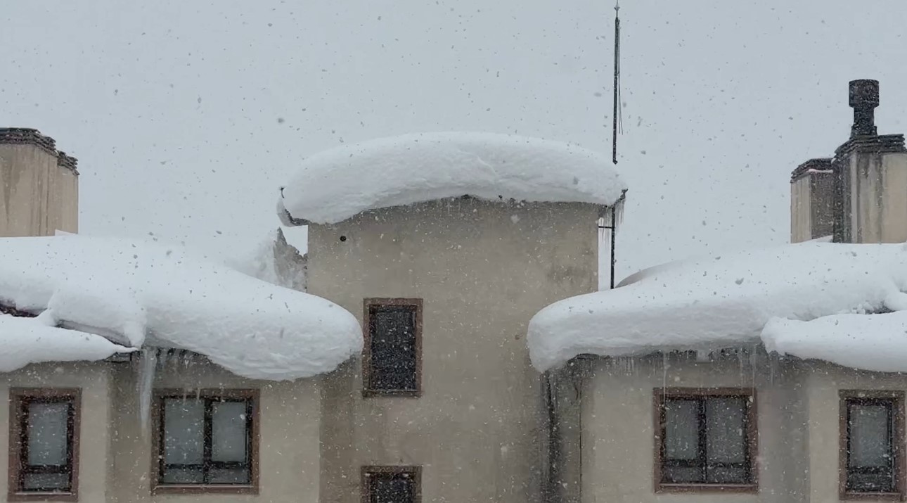 Yüksekova’da kar esareti
