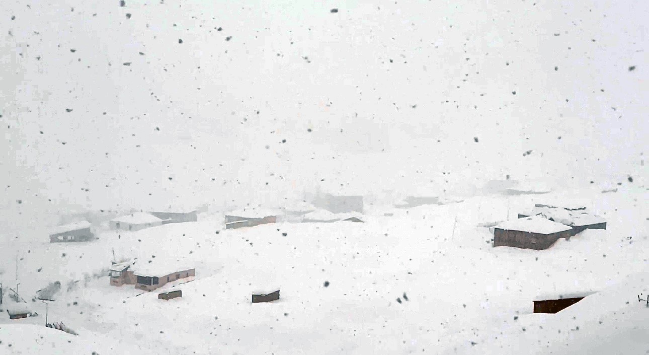 Yüksekova’da kar esareti
