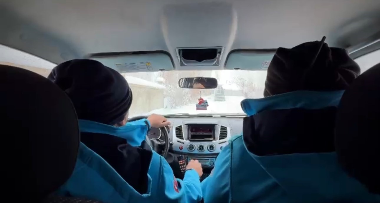 Yüksekova’da kar esaretinde zamanla yarış: 76 yaşındaki KOAH hastası için seferber oldular
