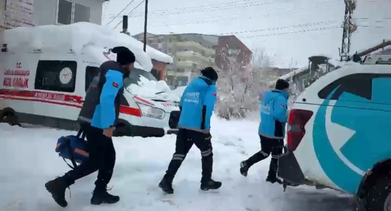 Yüksekova’da kar esaretinde zamanla yarış: 76 yaşındaki KOAH hastası için seferber oldular
