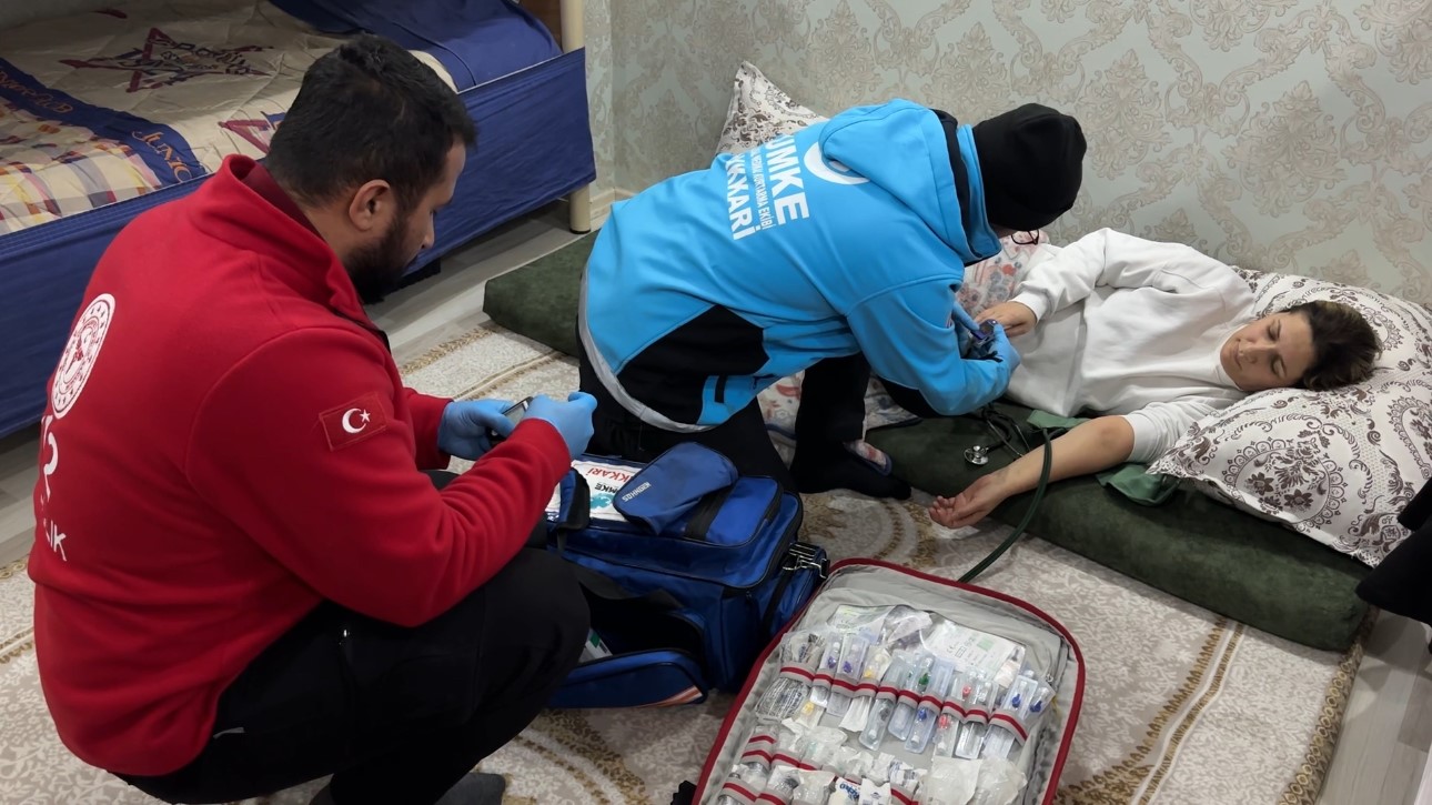 Yüksekova’da kar geçit vermedi, ekipler vazgeçmedi: 2 saatlik kurtarma mücadelesi
