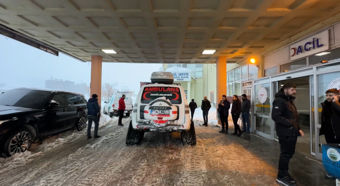 Yüksekova’da kar geçit vermedi, ekipler vazgeçmedi: 2 saatlik kurtarma mücadelesi
