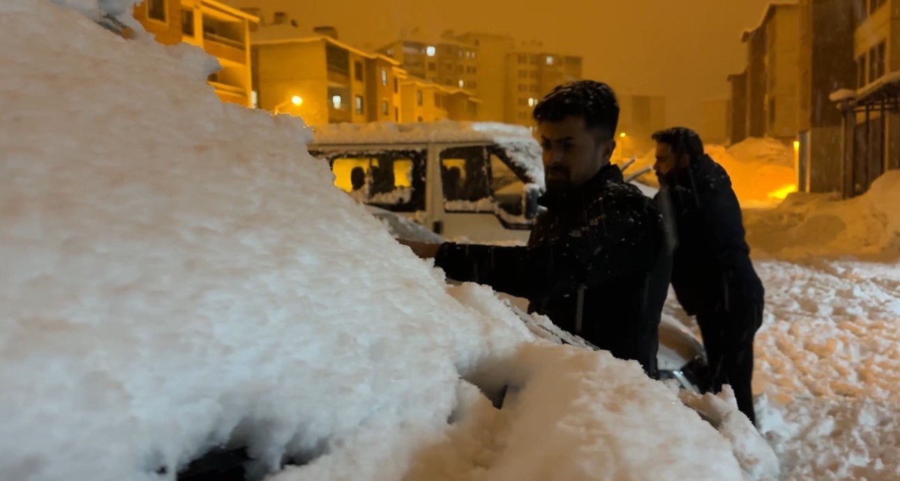Yüksekova’da kar kalınlığı 15 santimetreye ulaştı
